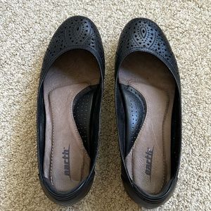 Earth black leather flats. 7M
